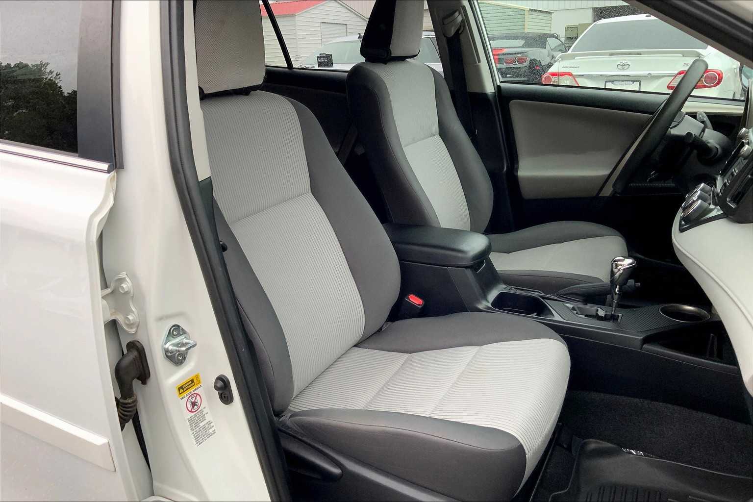 2015 Toyota RAV4 LE photo 8