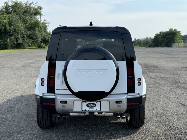 2024 Land Rover Defender 110 SE photo 4