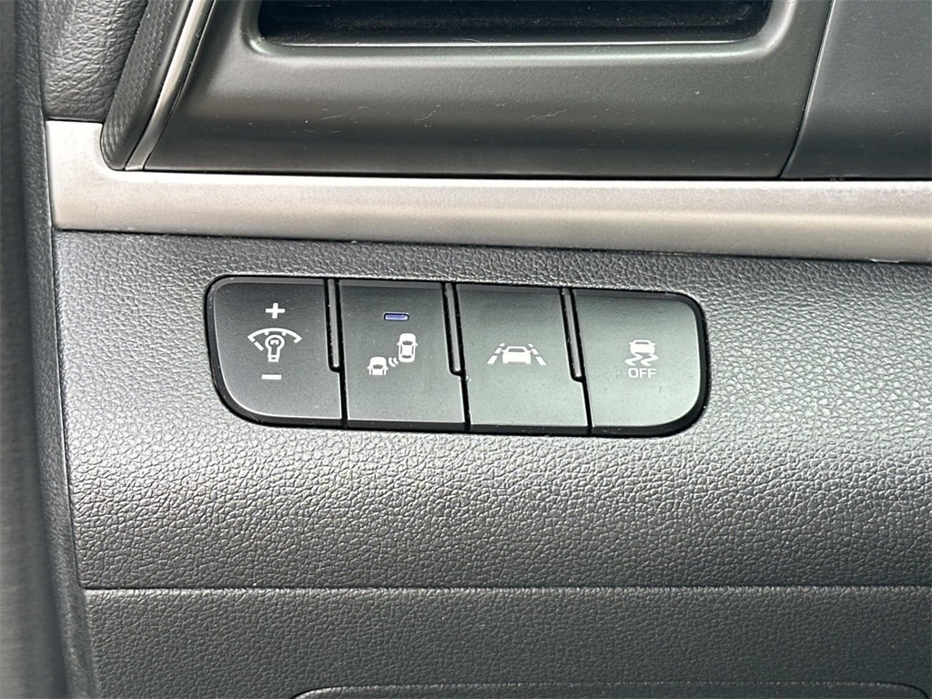 2020 Hyundai Elantra SEL photo 25