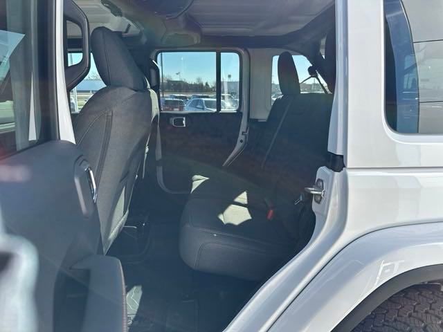 2025 Jeep Wrangler Sahara photo 20
