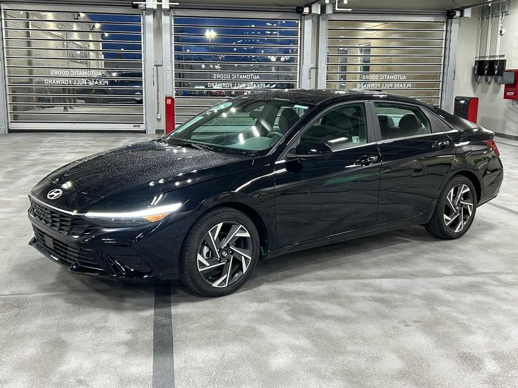 2024 Hyundai Elantra SEL Convenience photo 2
