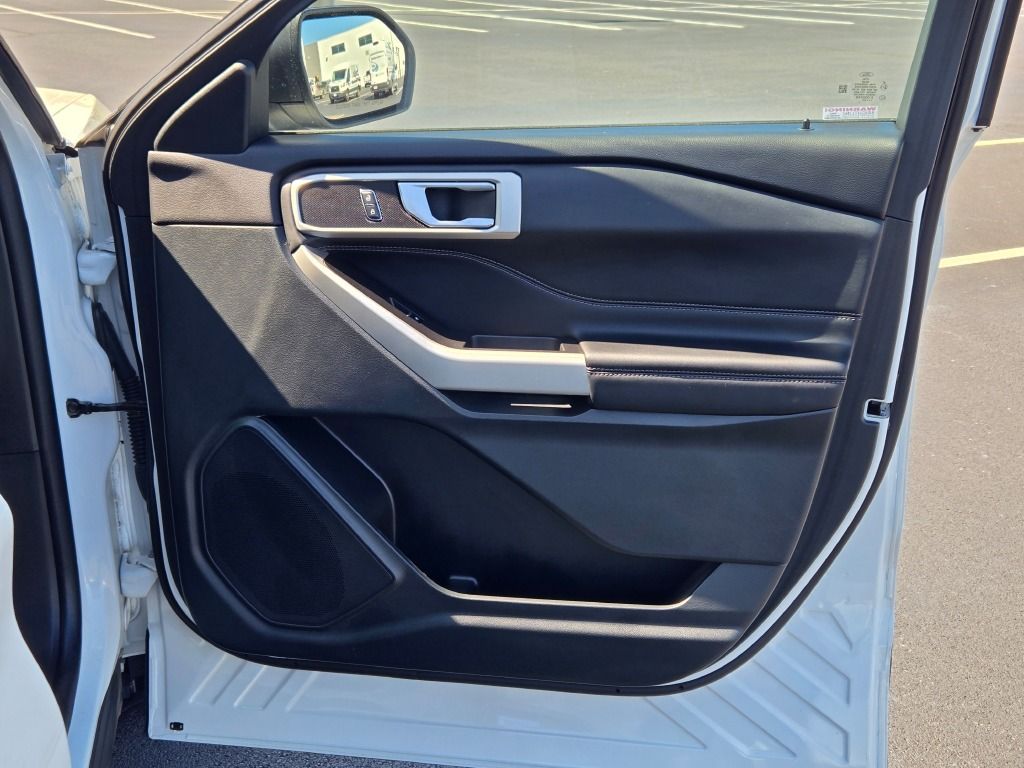 2023 Ford Explorer XLT photo 3