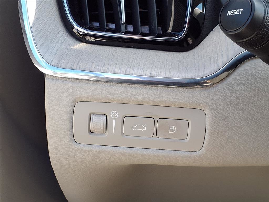 2022 Volvo XC60 Recharge Hybrid Inscription photo 16