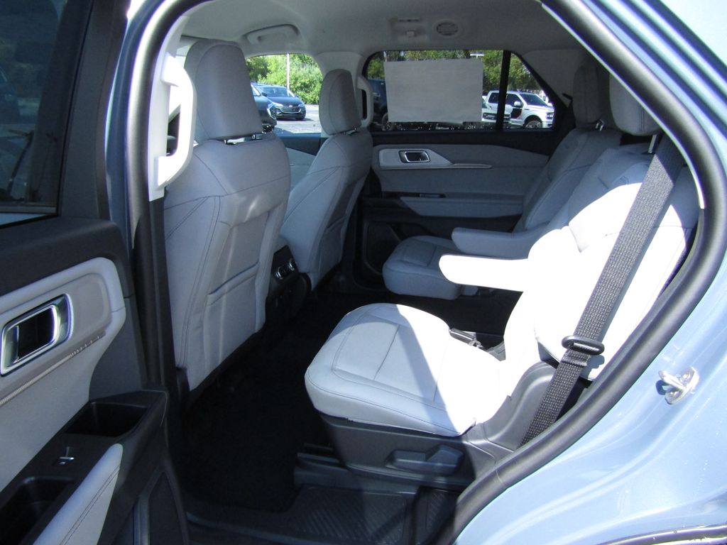 2025 Ford Explorer photo 26