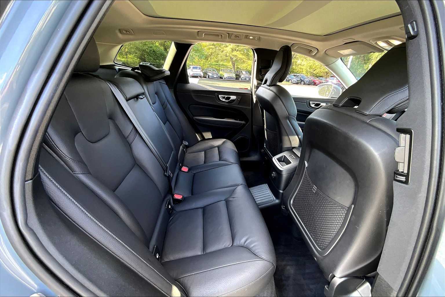 2022 Volvo XC60 Recharge Hybrid Inscription Expression photo 18