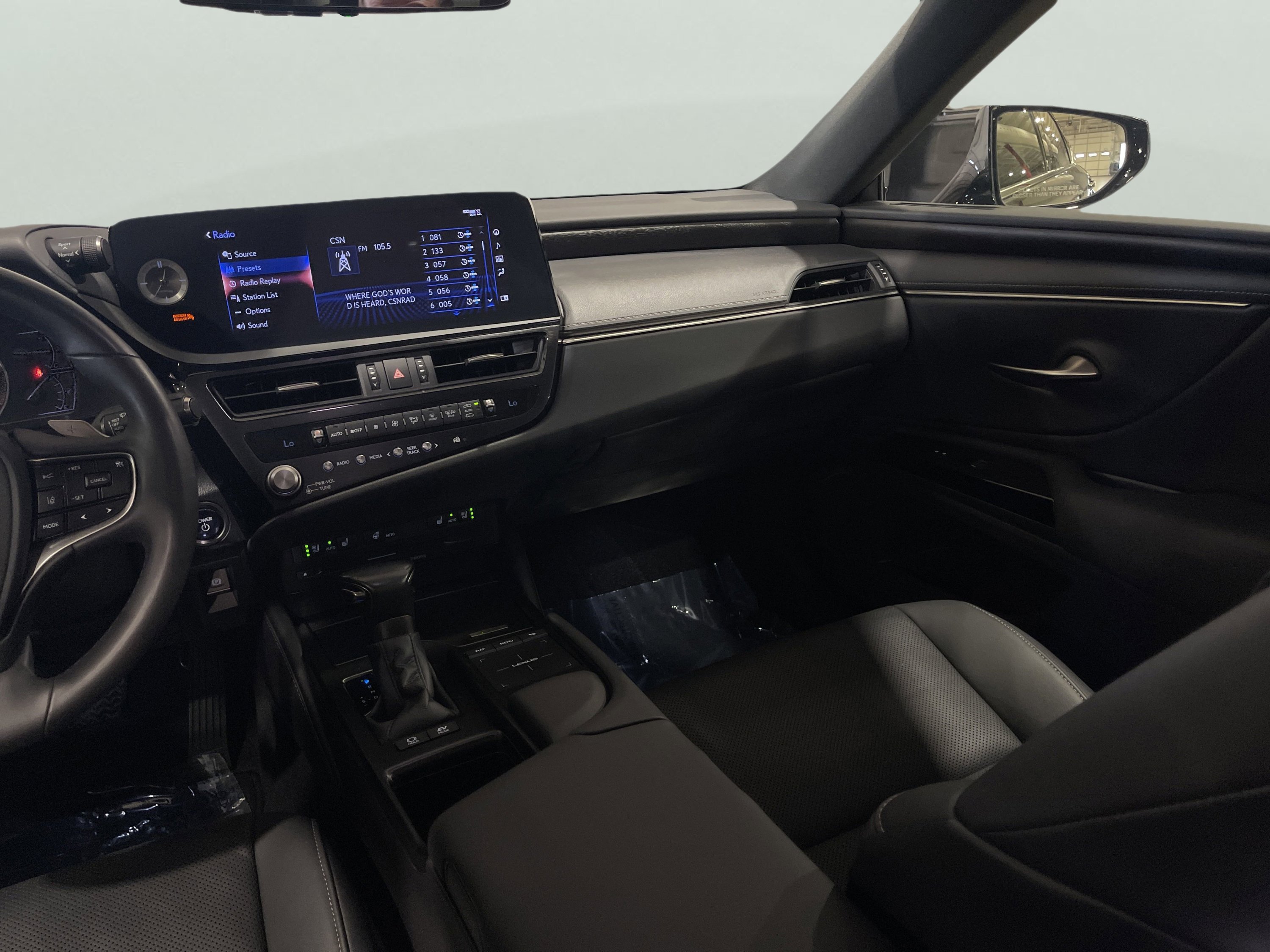 2022 Lexus ES 300h photo 17
