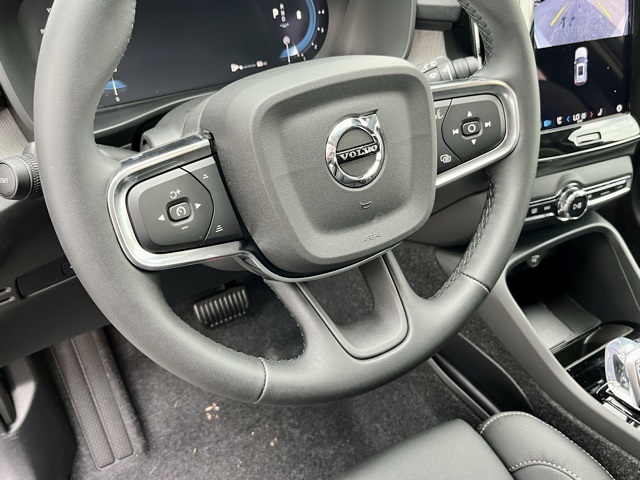 2025 Volvo XC40 photo 13