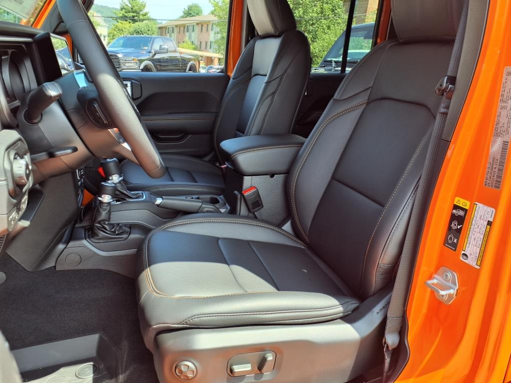 2025 Jeep Wrangler Sahara photo 4