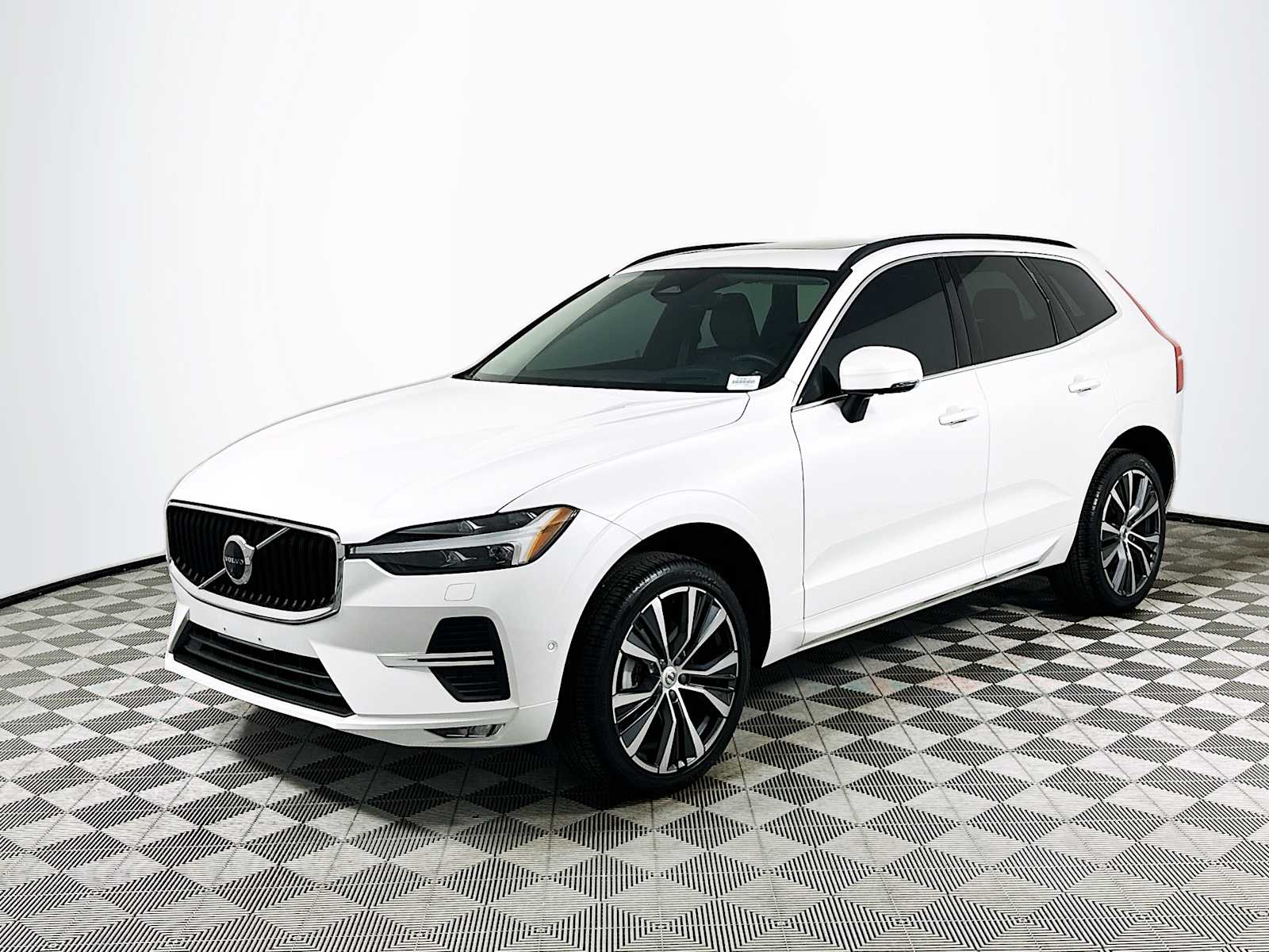 2022 Volvo XC60 Momentum photo 2