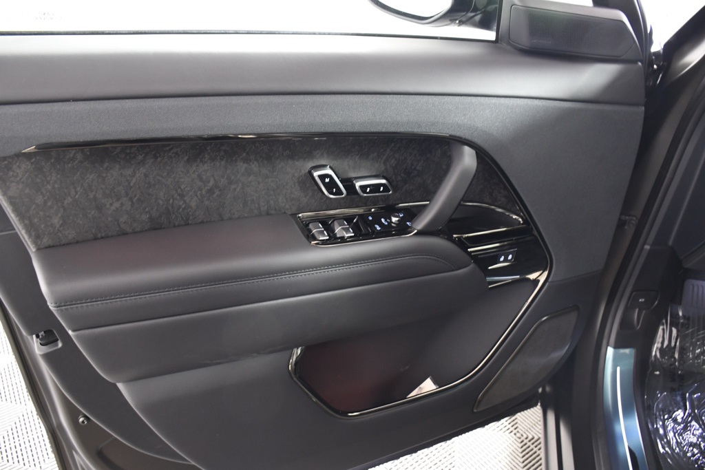2025 Land Rover Range Rover Sport photo 15