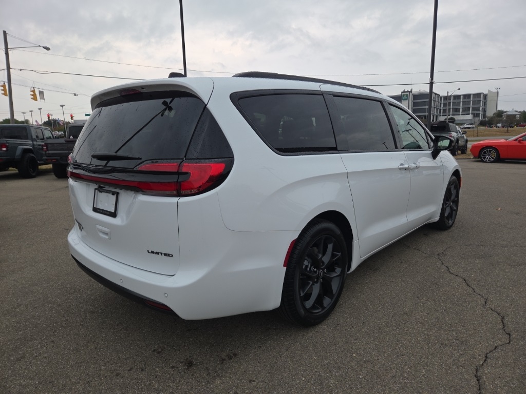 2026 Chrysler Pacifica Limited photo 3