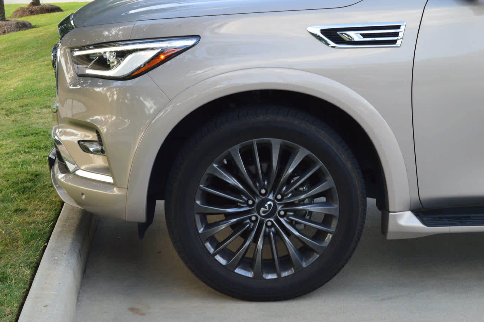 2022 Infiniti QX80 Sensory photo 6