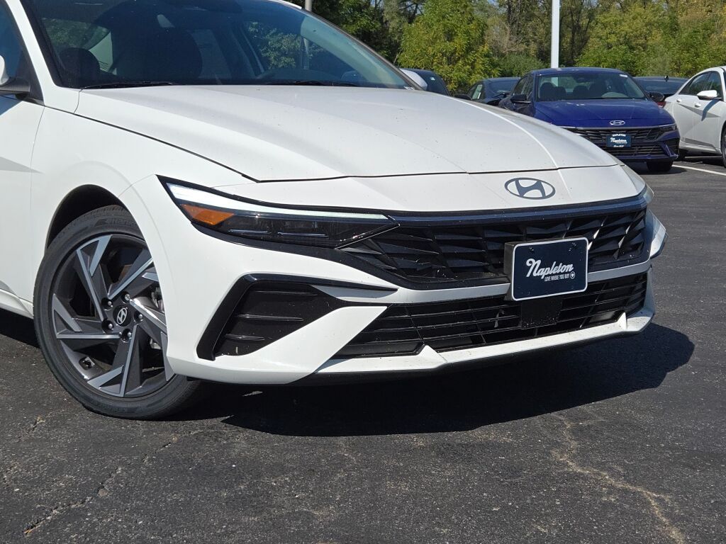2025 Hyundai Elantra SEL Convenience photo 2