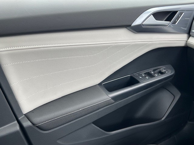 2025 Volkswagen Taos SEL photo 29