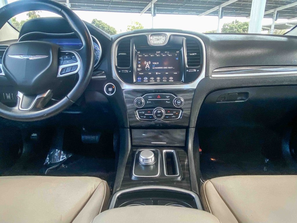 2021 Chrysler 300 Touring photo 10