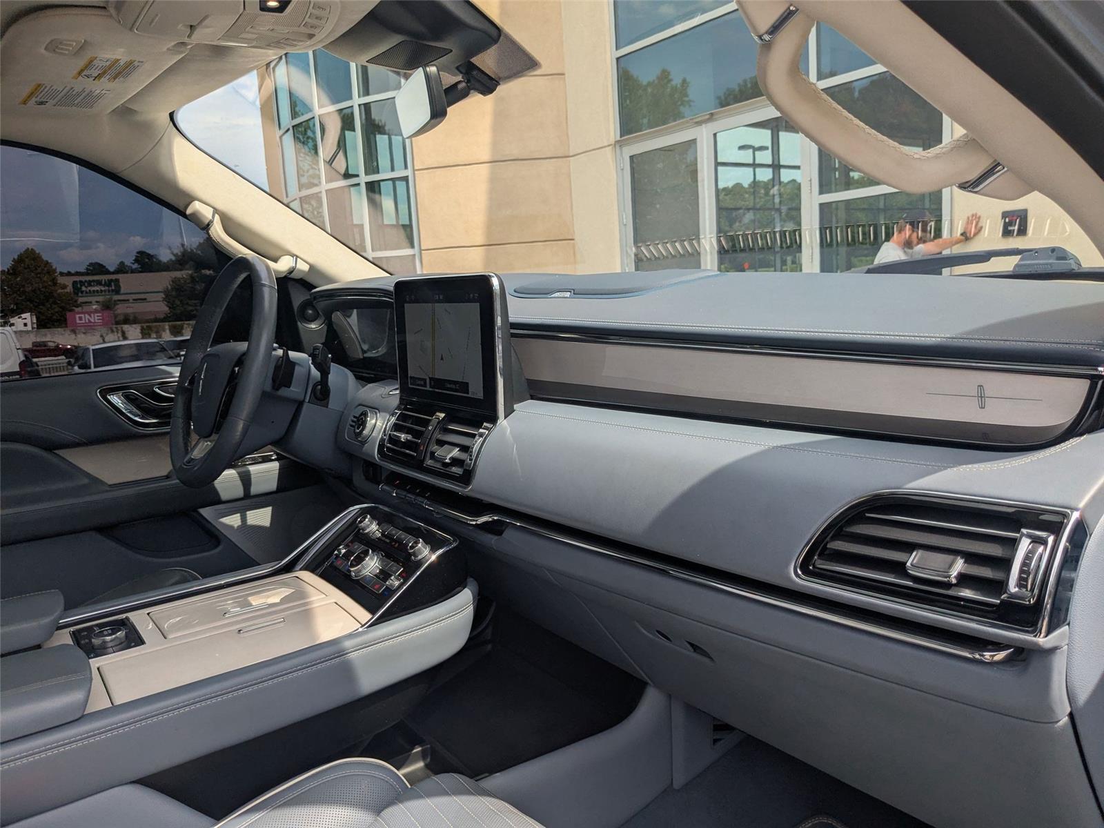 2020 Lincoln Navigator Black Label photo 32