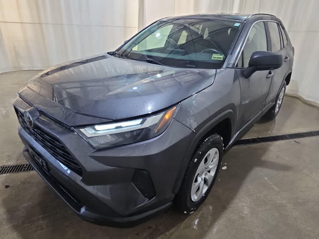 2023 Toyota RAV4 LE's photo