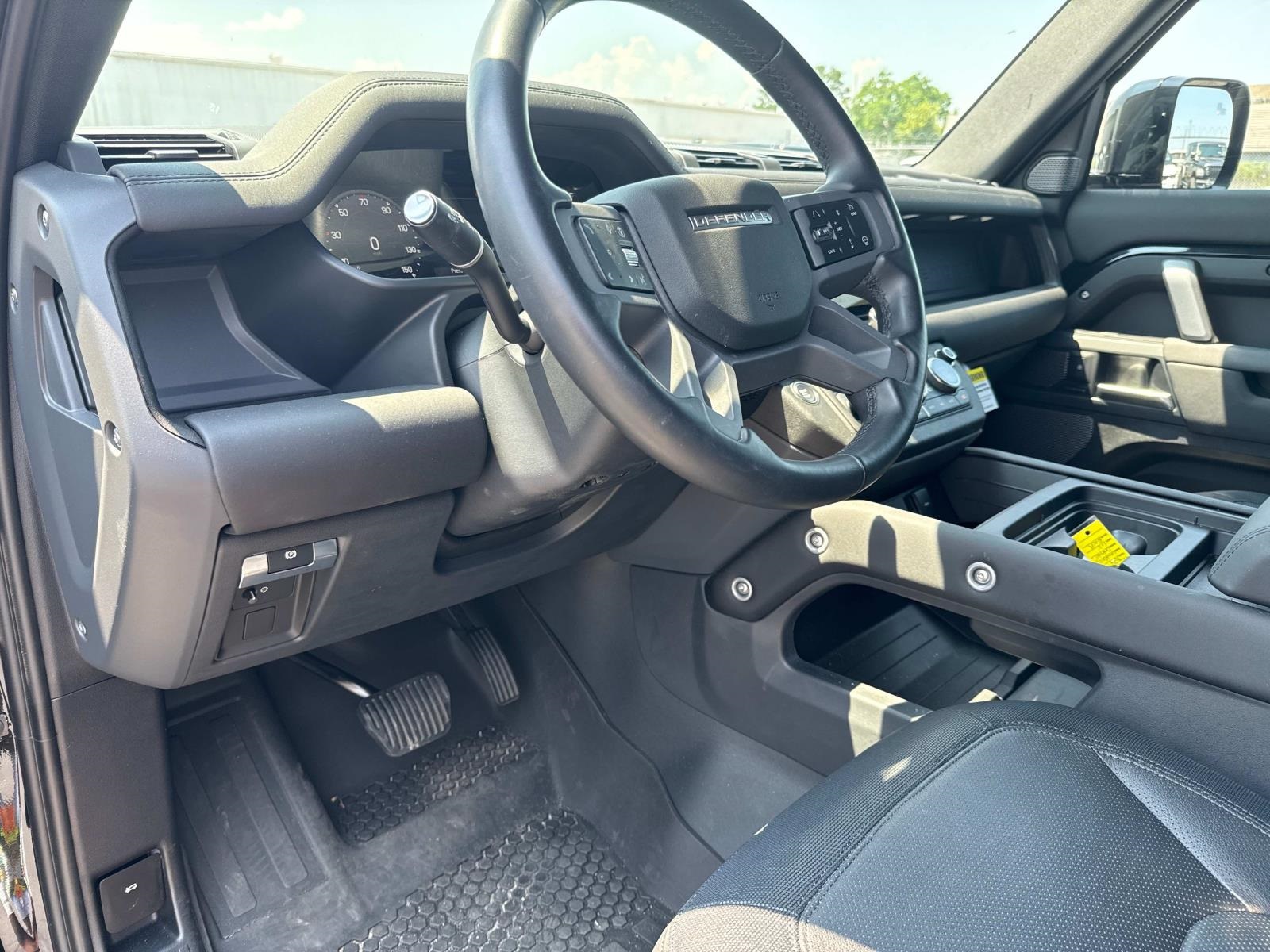 2024 Land Rover Defender 110 X-Dynamic SE photo 16