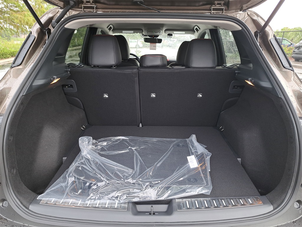 2026 Nissan Kicks SR photo 8