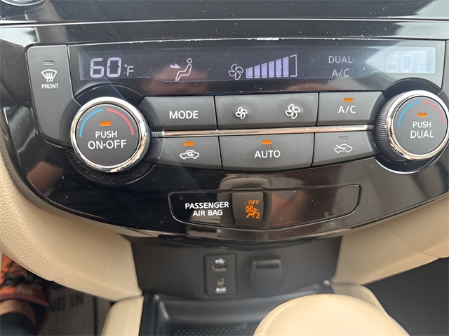 2015 Nissan Rogue SL photo 25
