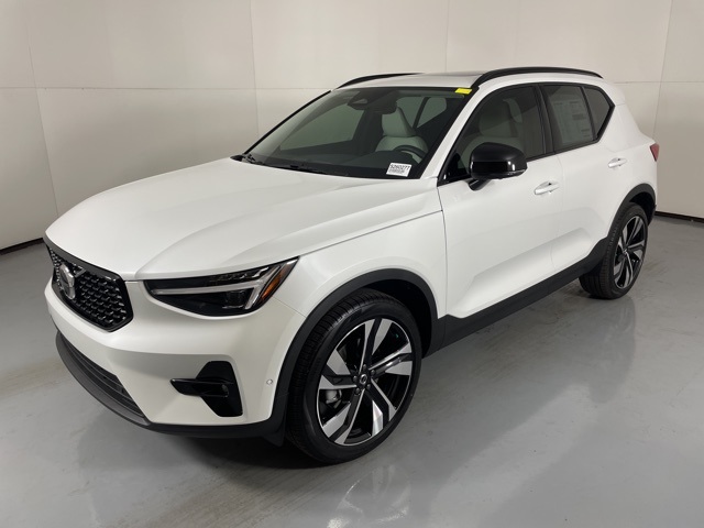 2026 Volvo XC40 AWD photo 4