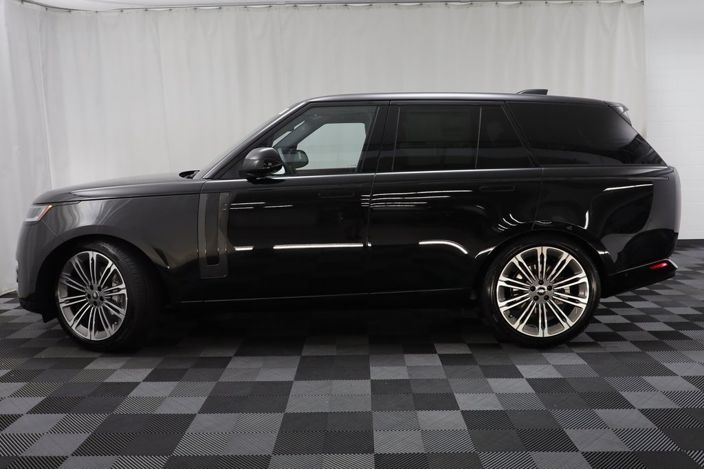 2025 Land Rover Range Rover SE photo 3