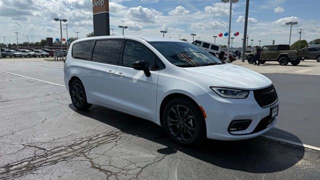 2026 Chrysler Pacifica Select's photo