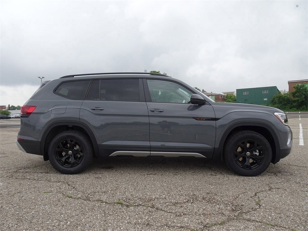 2025 Volkswagen Atlas Peak Edition SE photo 4