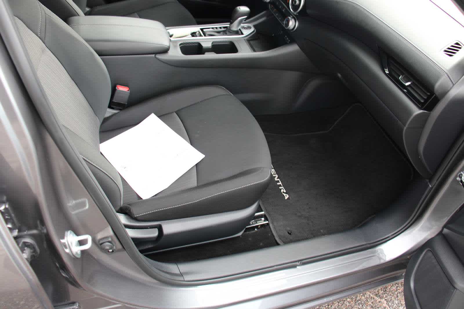 2025 Nissan Sentra SV photo 32