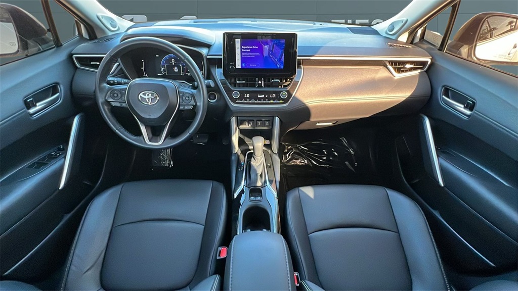 2023 Toyota Corolla Cross XLE photo 6