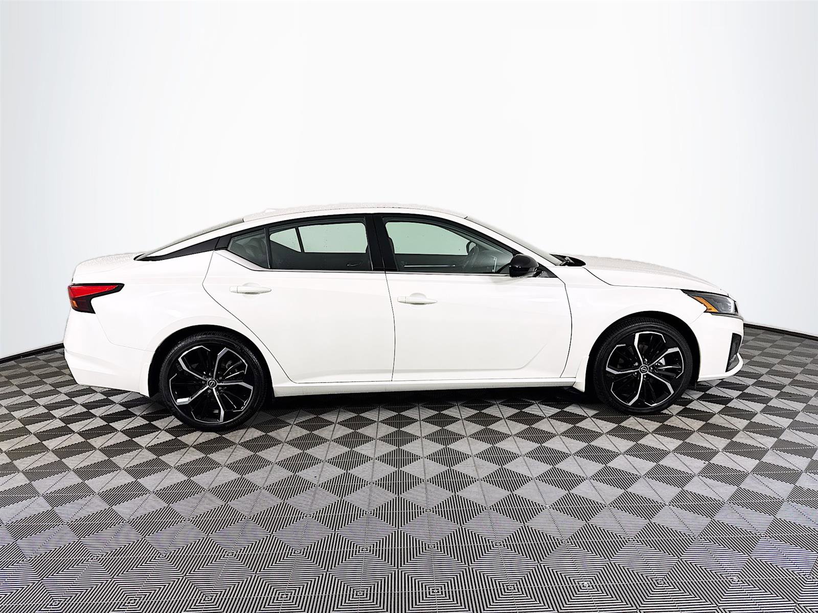 2025 Nissan Altima SR photo 8