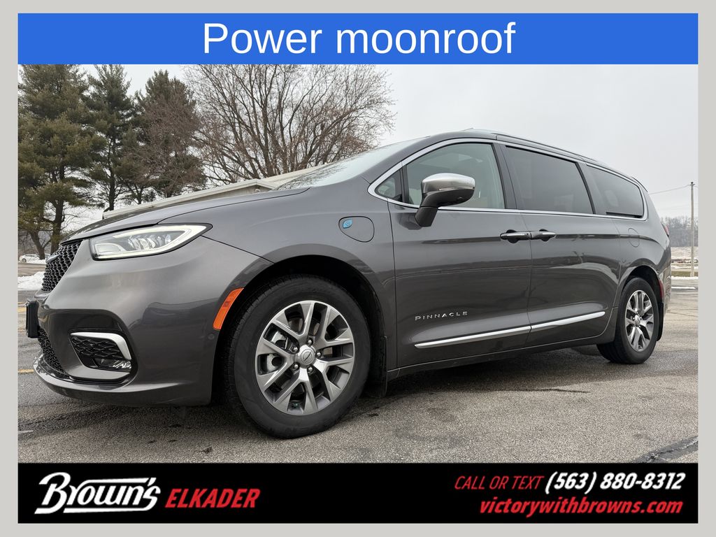 2022 Chrysler Pacifica Hybrid Pinnacle Hybrid's photo