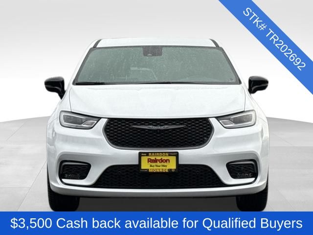 2026 Chrysler Pacifica photo 2