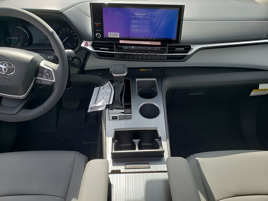 2025 Toyota Sienna XLE photo 12