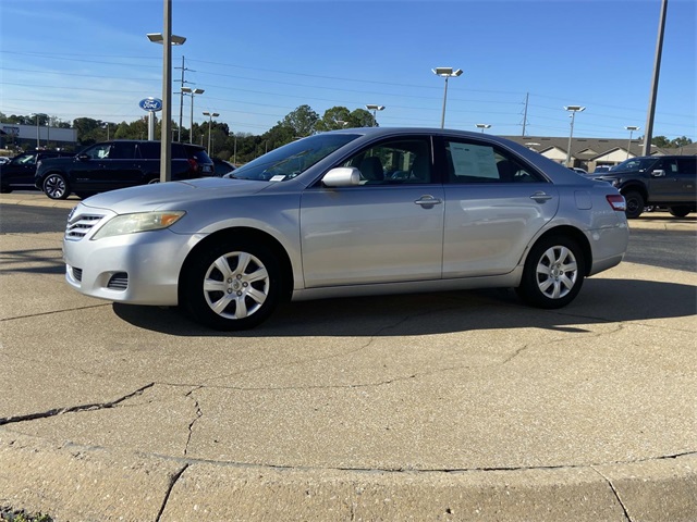 2010 Toyota Camry LE photo 2