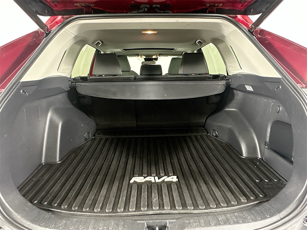 2020 Toyota RAV4 XLE photo 12