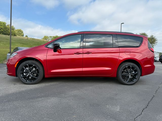 2026 Chrysler Pacifica Limited photo 2
