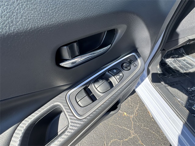 2025 Nissan Versa 1.6 SR photo 12