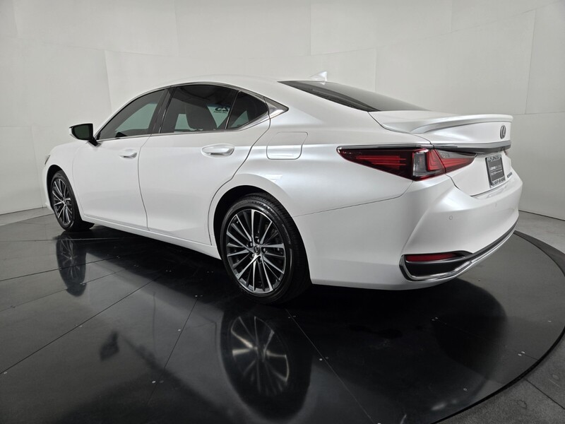 2025 Lexus ES 300h photo 3