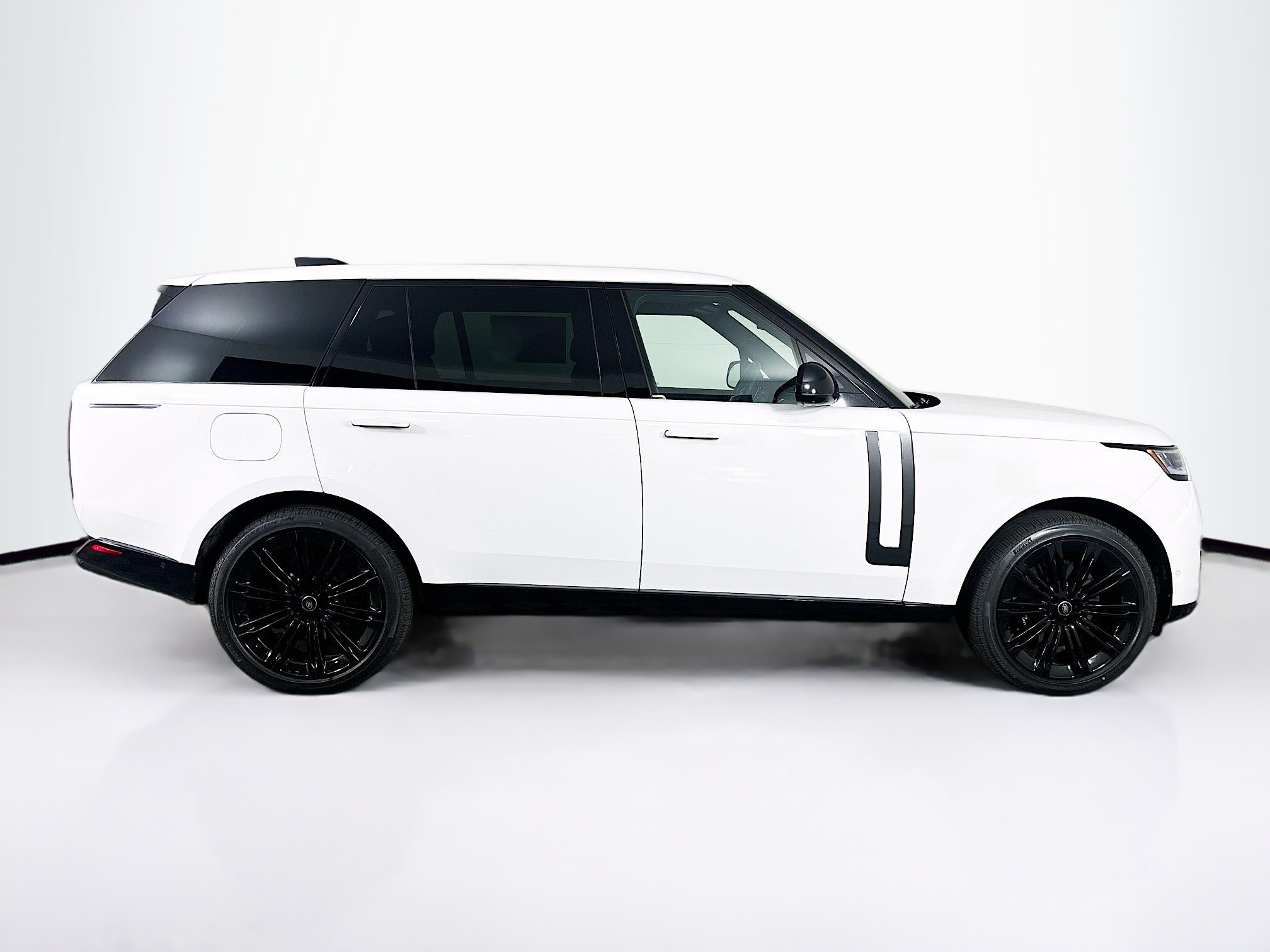 2025 Land Rover Range Rover SE photo 2