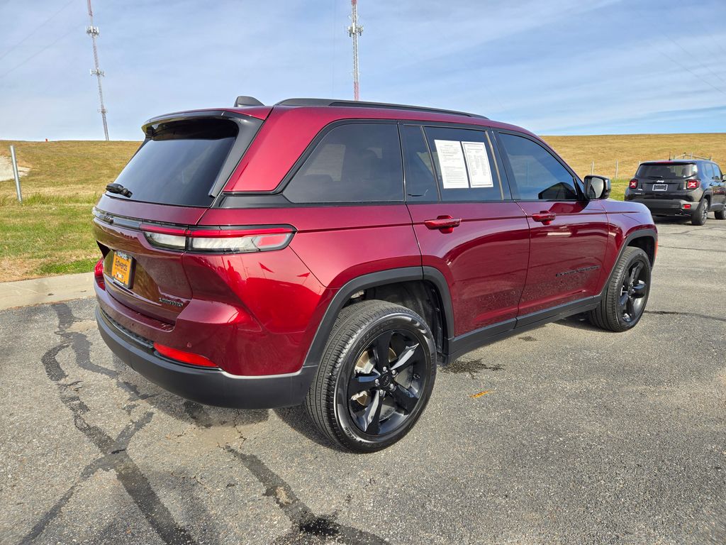2025 Jeep Grand Cherokee Limited photo 3