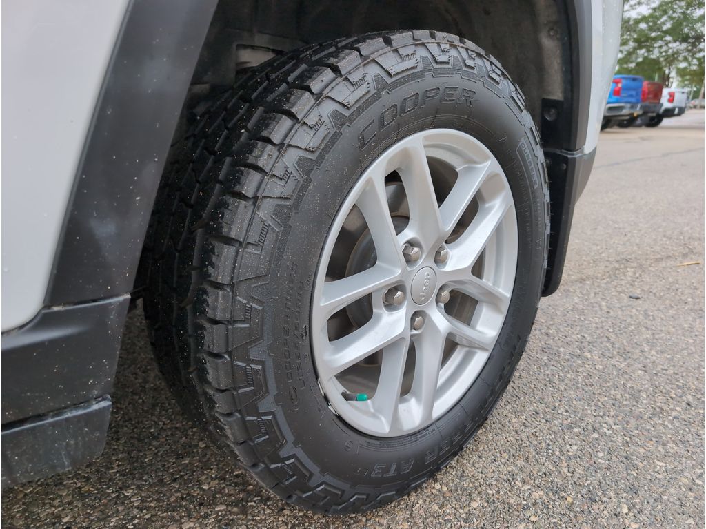 2023 Jeep Grand Cherokee Laredo photo 6