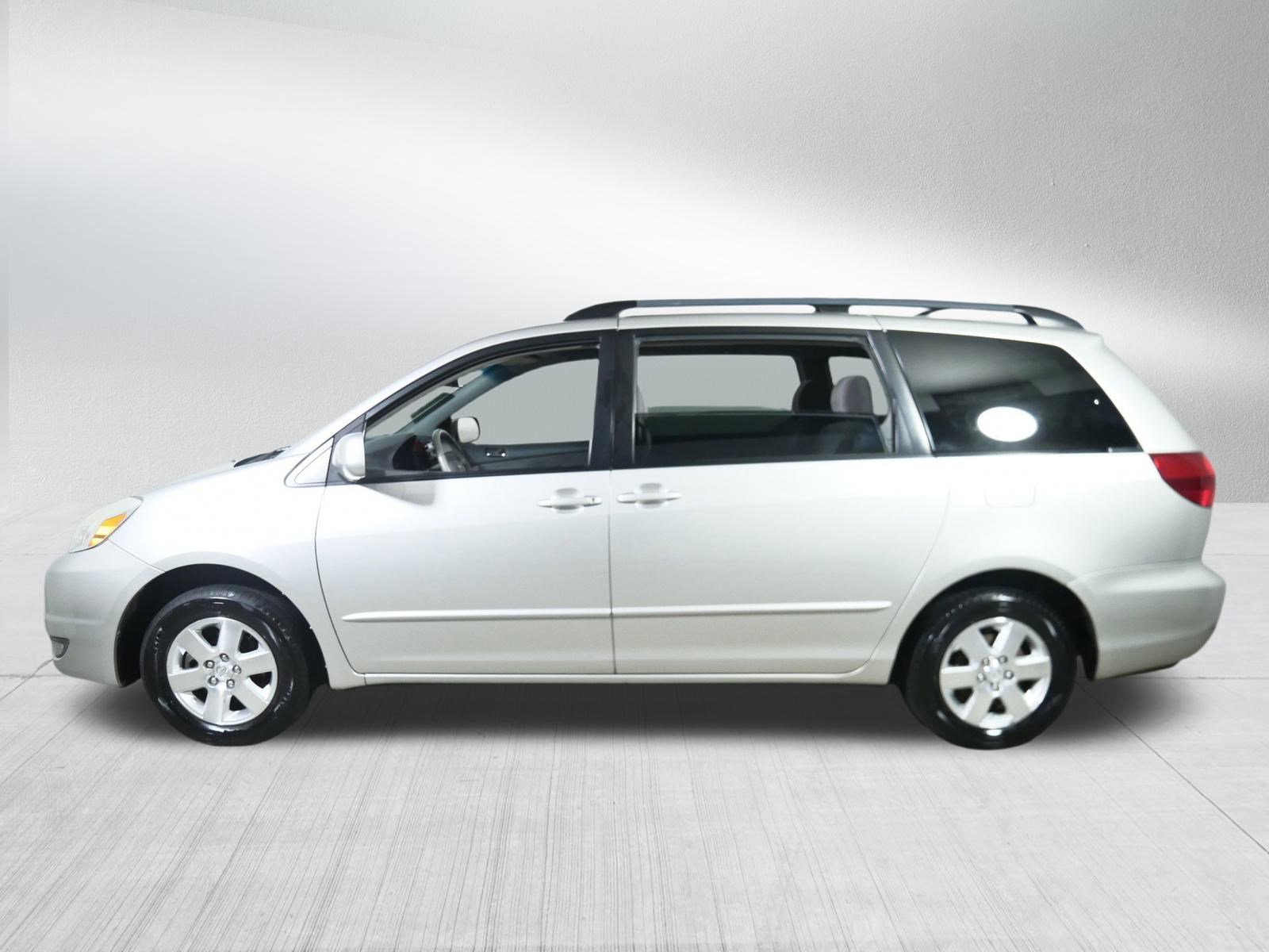 2004 Toyota Sienna XLE photo 2