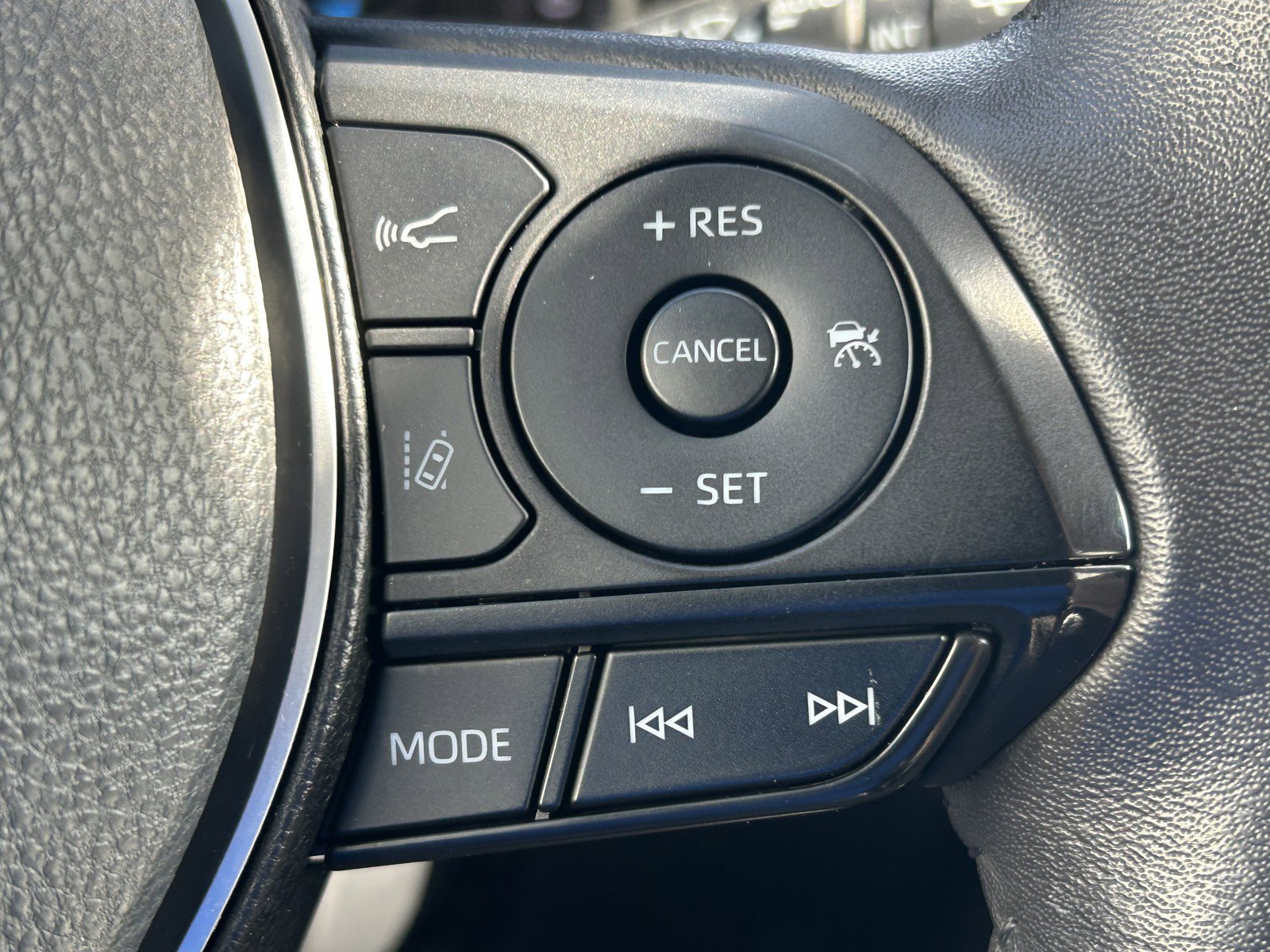 2022 Toyota RAV4 Hybrid XLE photo 23
