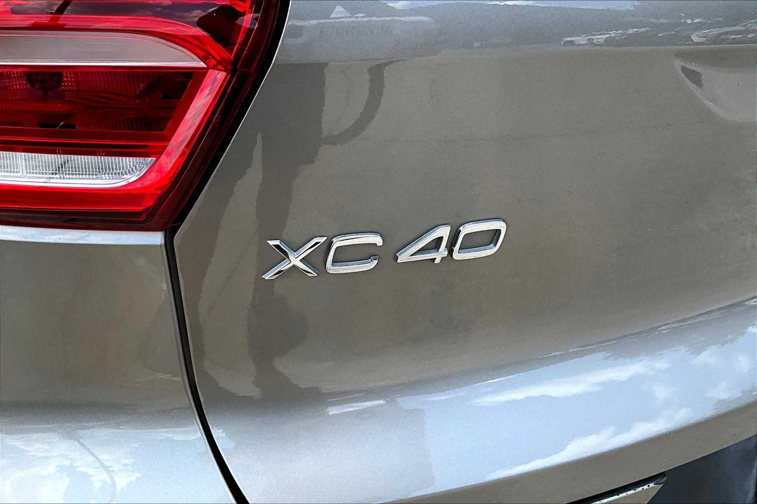 2022 Volvo XC40 Momentum photo 28