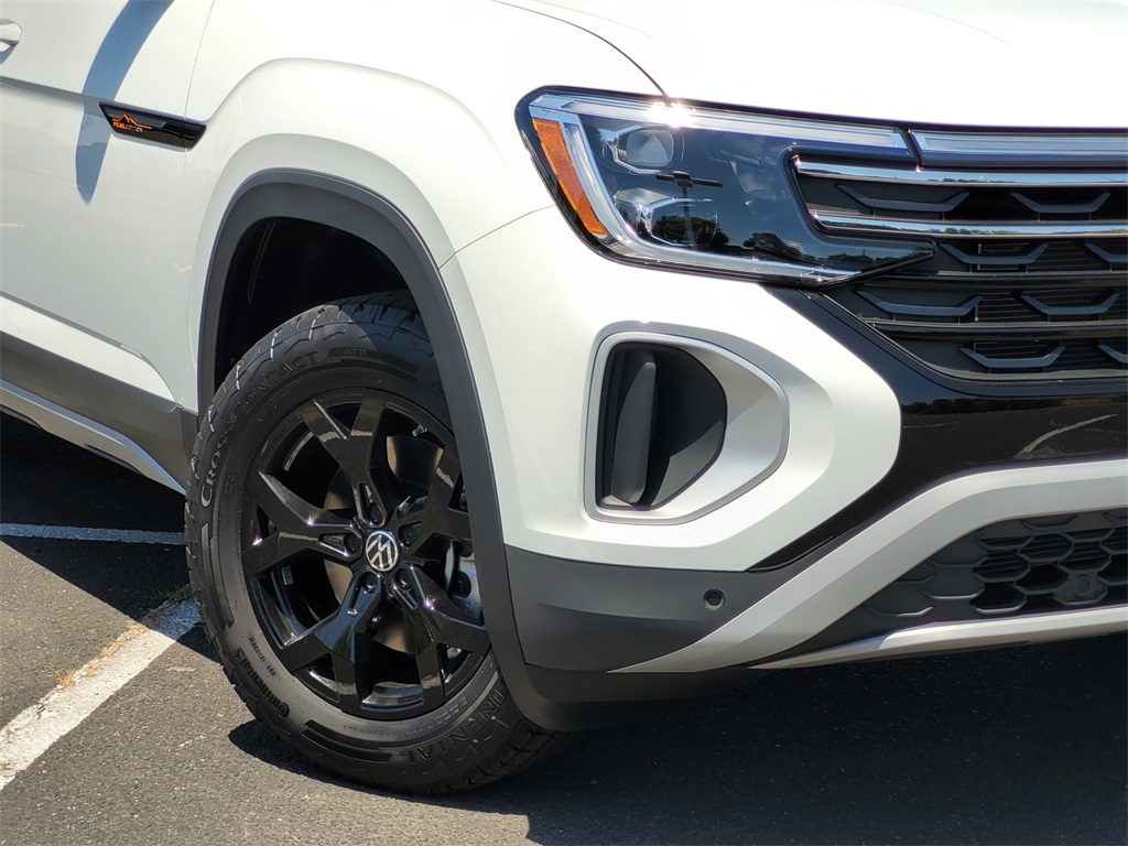 2025 Volkswagen Atlas Peak Edition SE photo 2