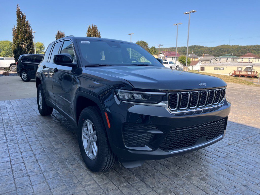 2025 Jeep Grand Cherokee Laredo Altitude photo 4