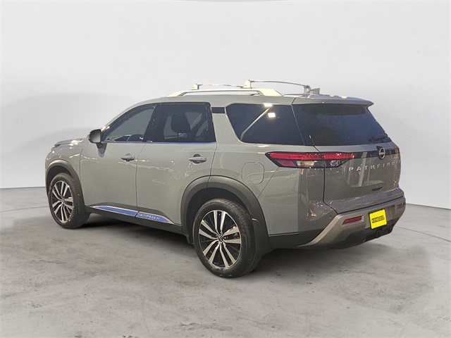 2025 Nissan Pathfinder Platinum photo 2