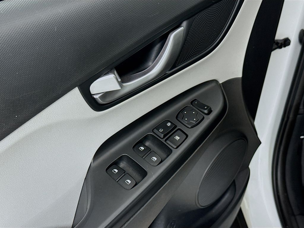 2023 Hyundai Kona SEL photo 21