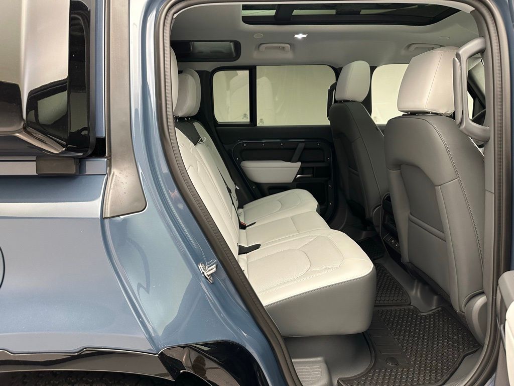 2025 Land Rover Defender 110 S photo 7